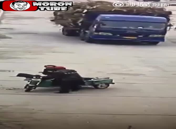 Video :China - He fatally stabs his wife's boyfriend in the middle of the road
